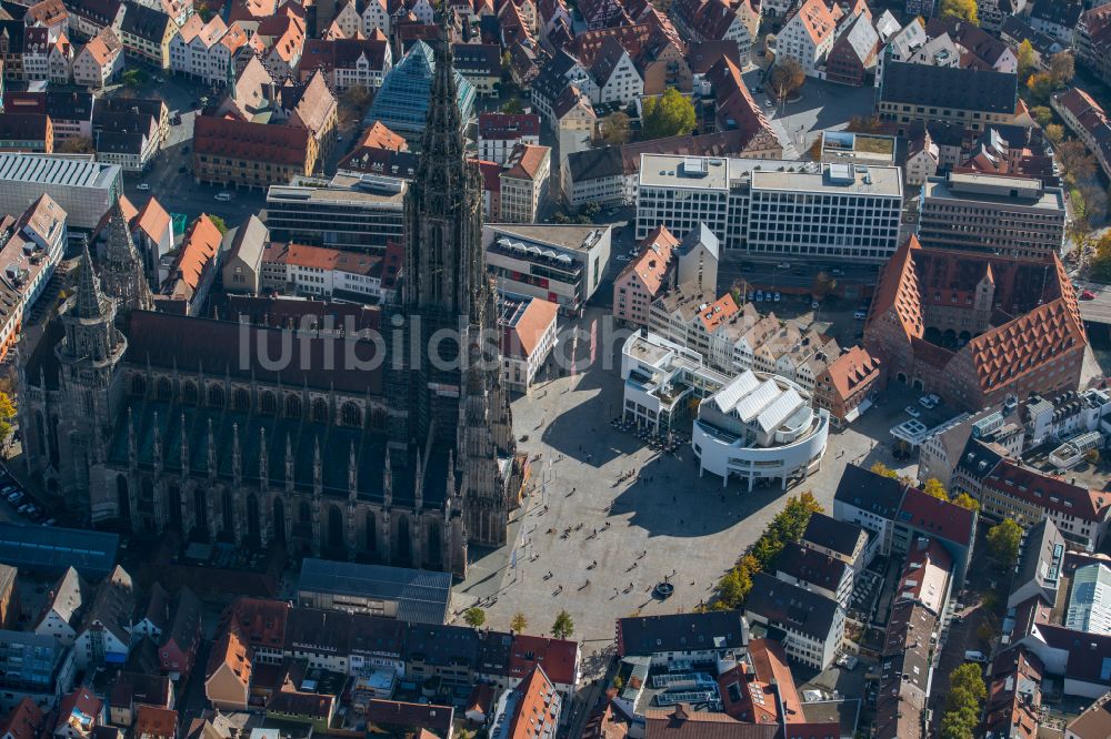 Luftaufnahme Ulm - Kathedrale Ulmer Münster am Münsterplatz in Ulm im Bundesland Baden-Württemberg