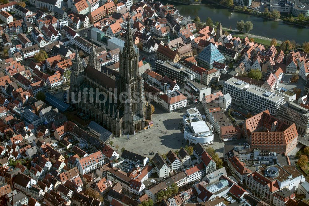 Ulm von oben - Kathedrale Ulmer Münster am Münsterplatz in Ulm im Bundesland Baden-Württemberg
