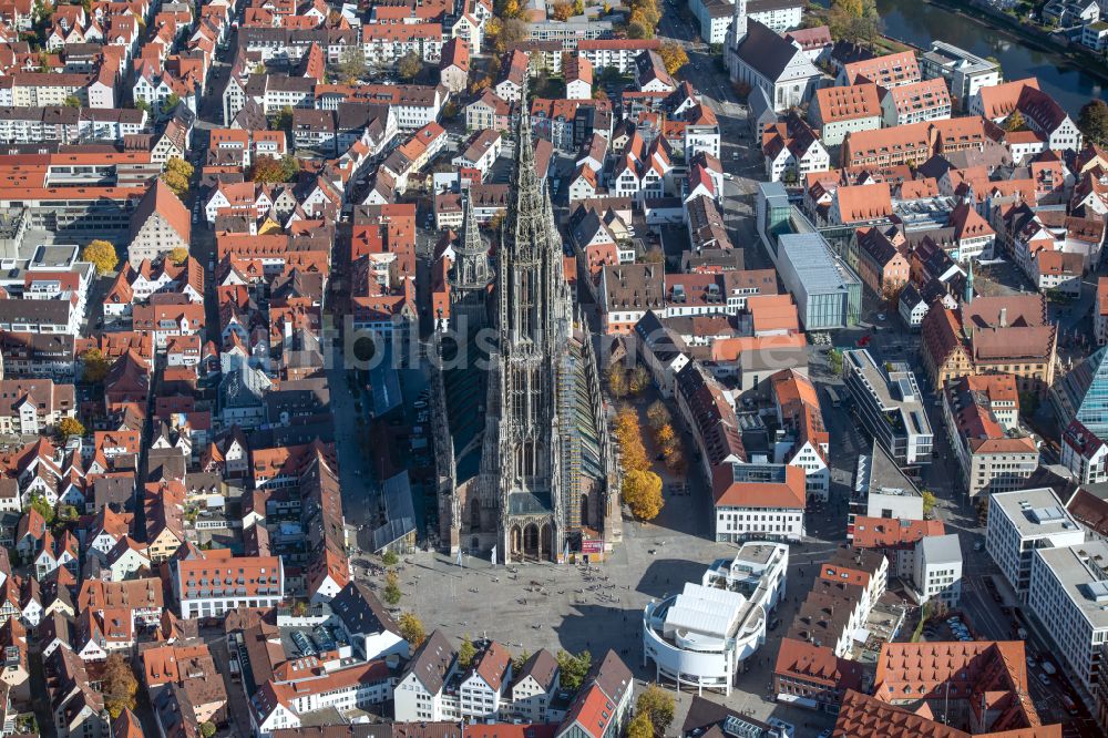 Ulm aus der Vogelperspektive: Kathedrale Ulmer Münster am Münsterplatz in Ulm im Bundesland Baden-Württemberg