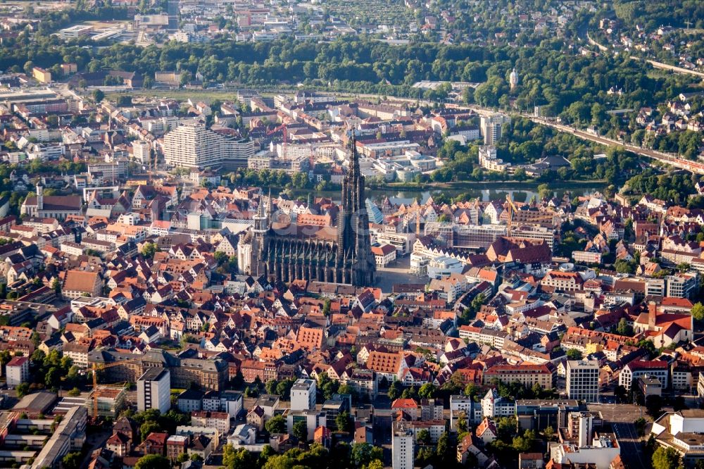 Luftaufnahme Ulm - Kathedrale Ulmer Münster in Ulm im Bundesland Baden-Württemberg, Deutschland