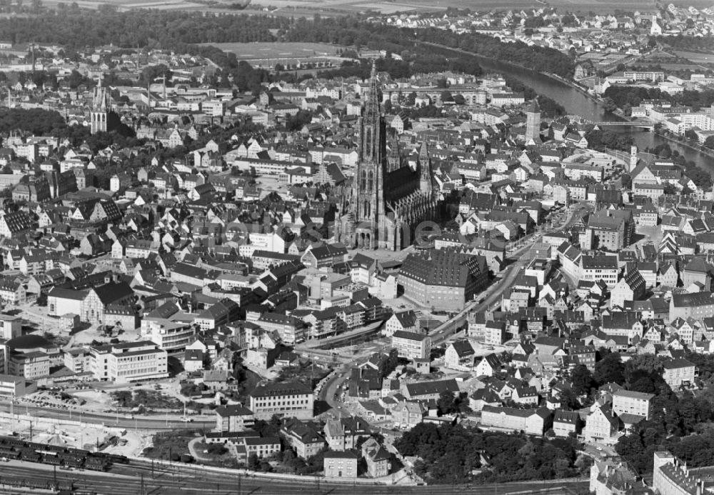 Ulm von oben - Kathedrale Ulmer Münster in Ulm im Bundesland Baden-Württemberg, Deutschland