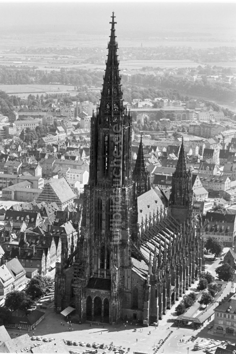 Ulm von oben - Kathedrale Ulmer Münster in Ulm im Bundesland Baden-Württemberg, Deutschland