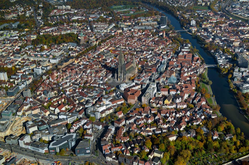 Ulm aus der Vogelperspektive: Kathedrale Ulmer Münster in Ulm im Bundesland Baden-Württemberg, Deutschland