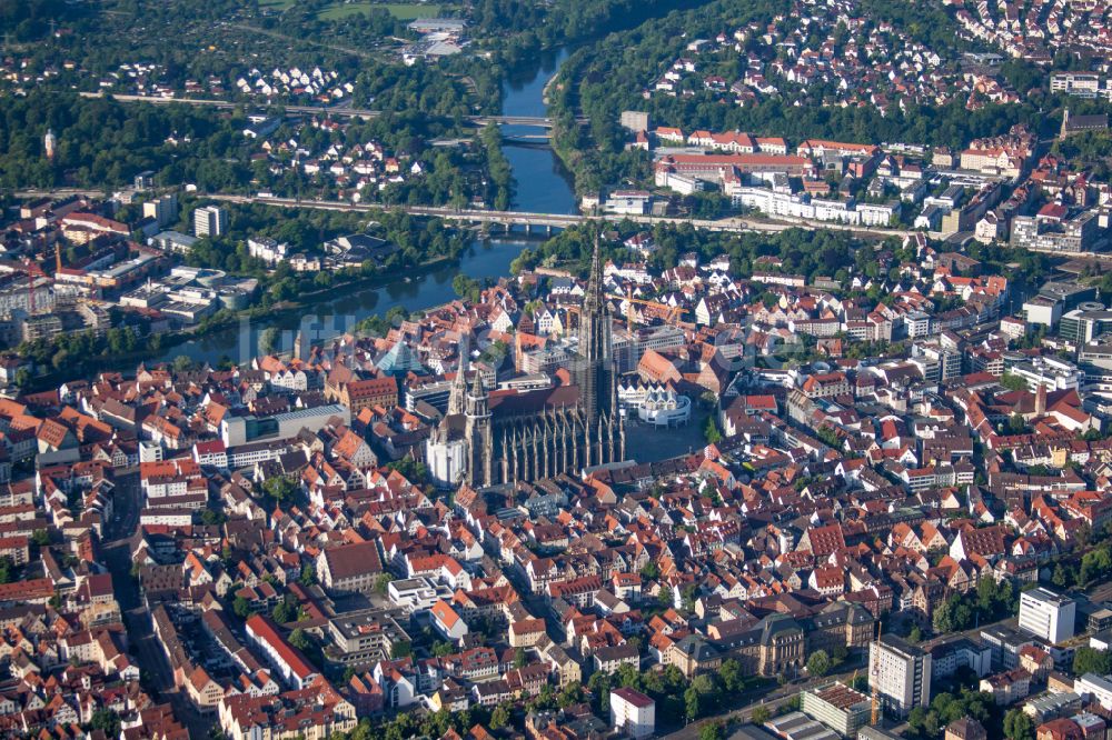 Ulm aus der Vogelperspektive: Kathedrale Ulmer Münster in Ulm im Bundesland Baden-Württemberg, Deutschland