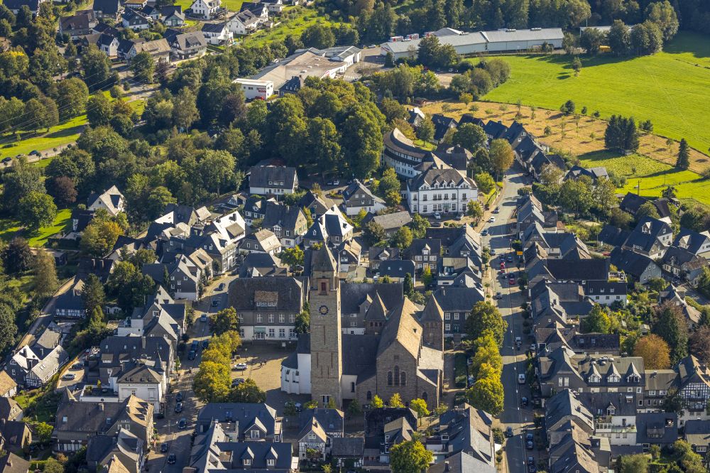 Luftaufnahme Schmallenberg - Katholische Kirche St.-Alexander-Kirche in Schmallenberg im Bundesland Nordrhein-Westfalen, Deutschland