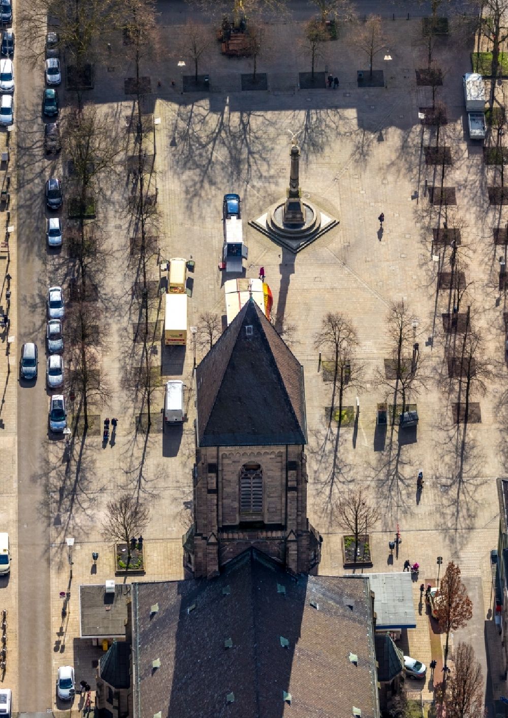 Oberhausen aus der Vogelperspektive: Katholische Kirche Herz Jesu am Altmarkt in Oberhausen im Bundesland Nordrhein-Westfalen, Deutschland