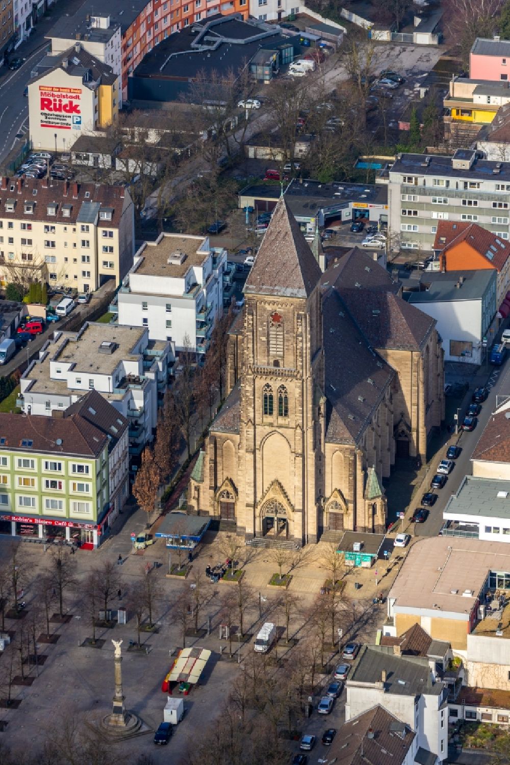 Oberhausen von oben - Katholische Kirche Herz Jesu am Altmarkt in Oberhausen im Bundesland Nordrhein-Westfalen, Deutschland