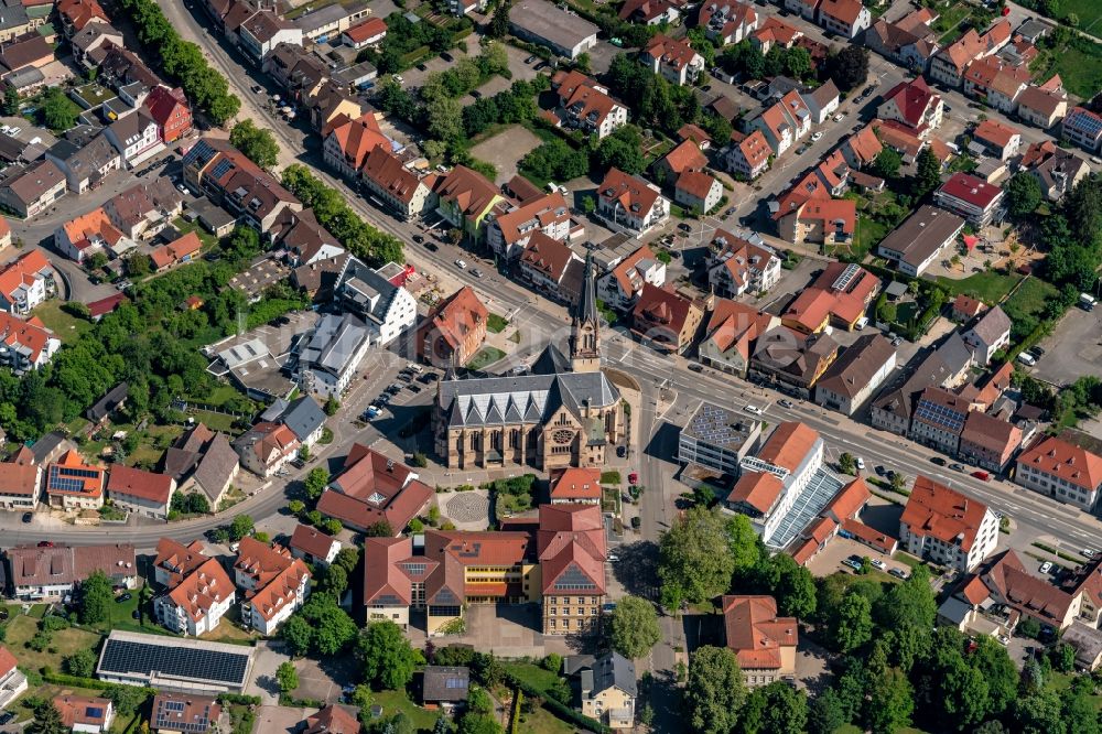 Spaichingen von oben - Katholisches Kirchengebäude und Realschule in der Ortsmitte in Spaichingen im Bundesland Baden-Württemberg, Deutschland