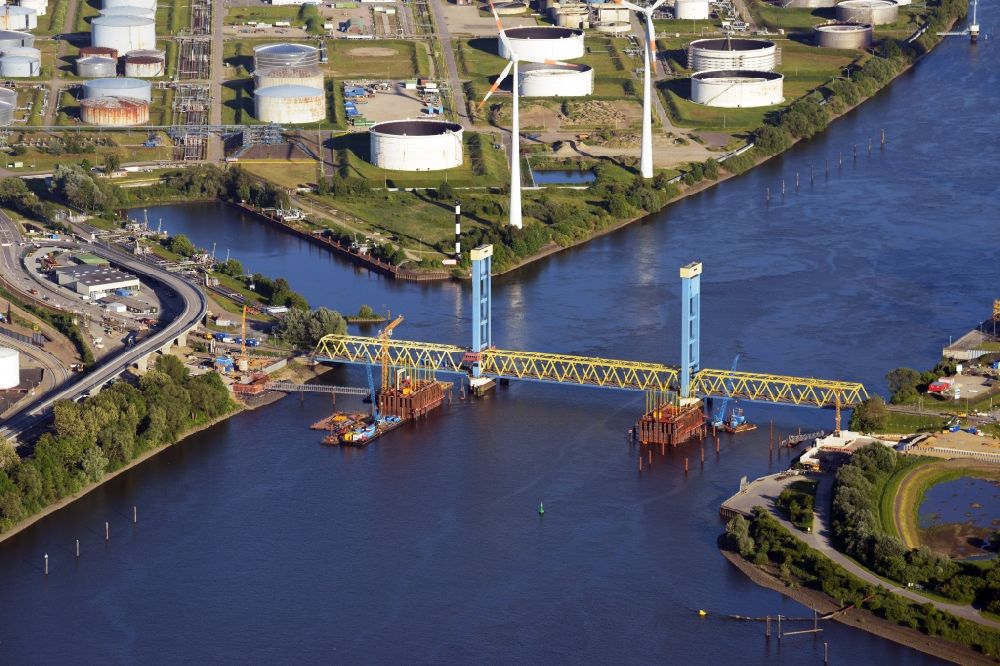 Luftbild Hamburg - Kattwyk- Brücke mit Neubau über der Süderelbe in Hamburg