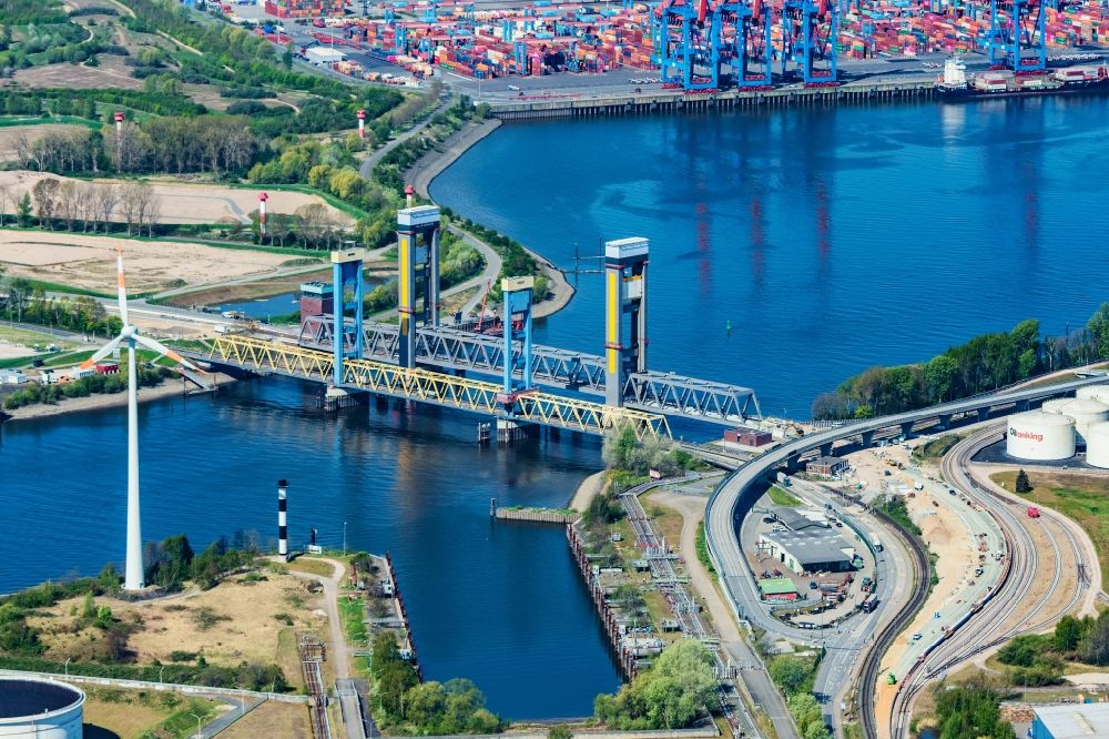 Luftbild Hamburg - Kattwyk- Brücke mit Neubau über der Süderelbe in Hamburg