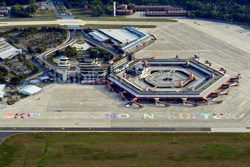 Berlin aus der Vogelperspektive: #KeinBerlinohneKultur Schriftzug auf dem Gelände des Flughafen Tegel in Berlin