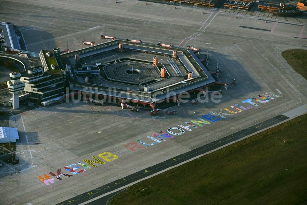 Luftaufnahme Berlin - #KeinBerlinohneKultur Schriftzug auf dem Gelände des Flughafen Tegel in Berlin