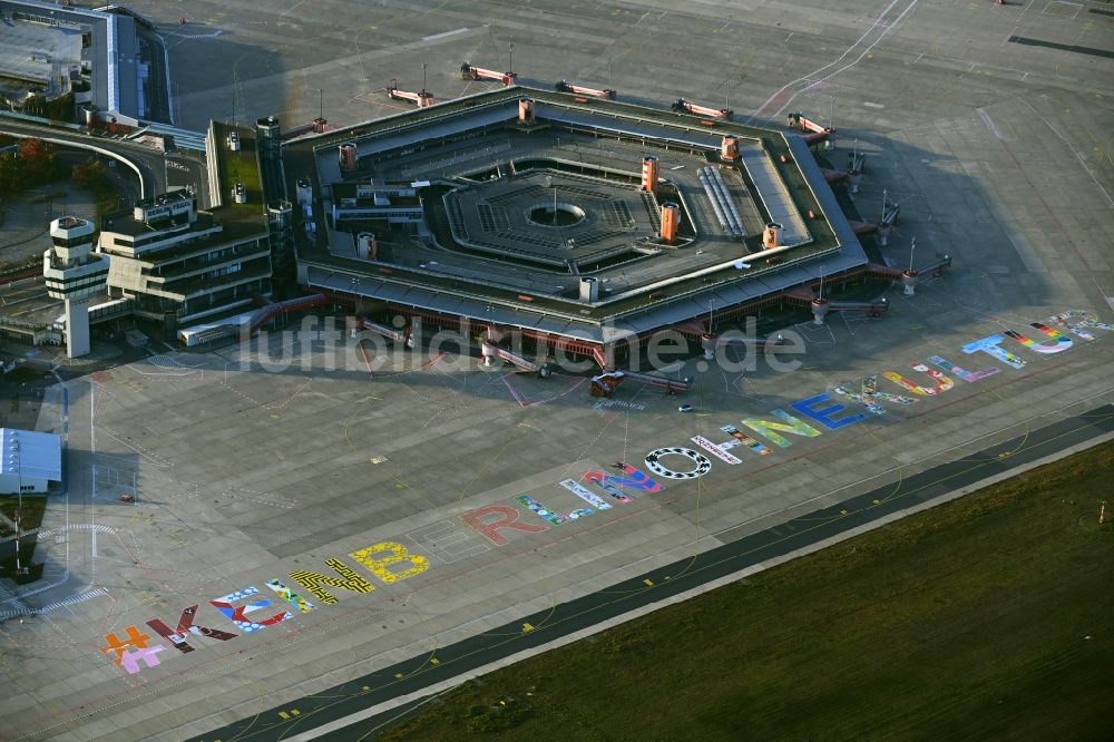 Berlin von oben - #KeinBerlinohneKultur Schriftzug auf dem Gelände des Flughafen Tegel in Berlin