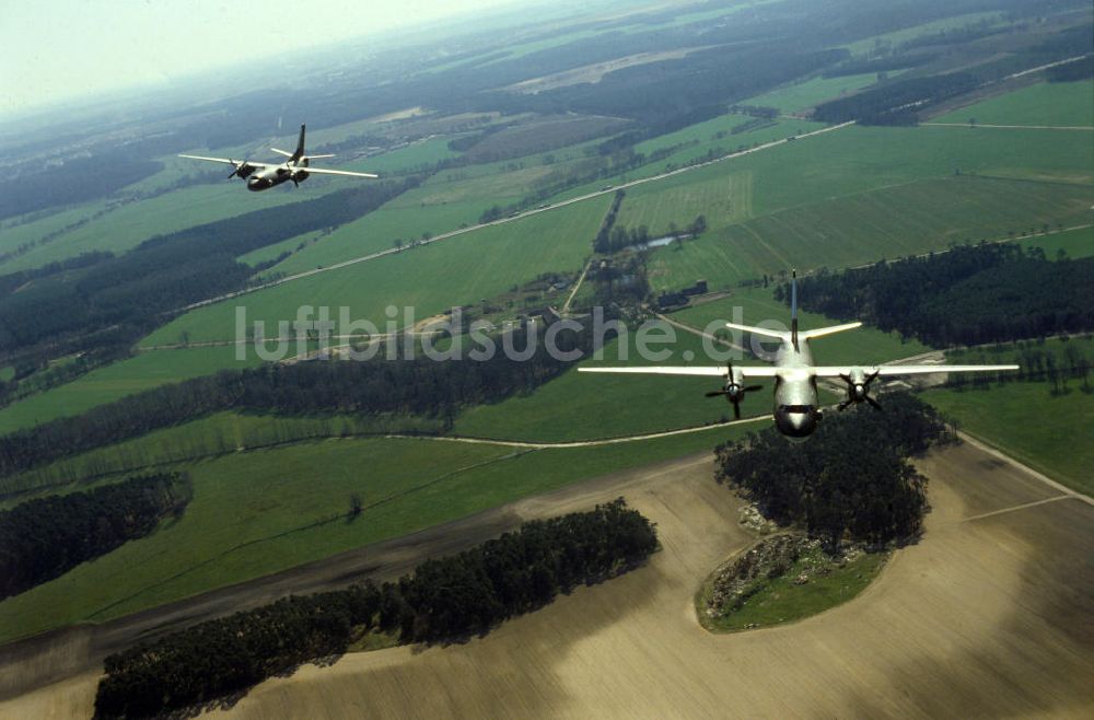 DRESDEN von oben - Kette Transportflugzeuge AN-26 der NVA nach dem Start vom Flughafen Klotsche