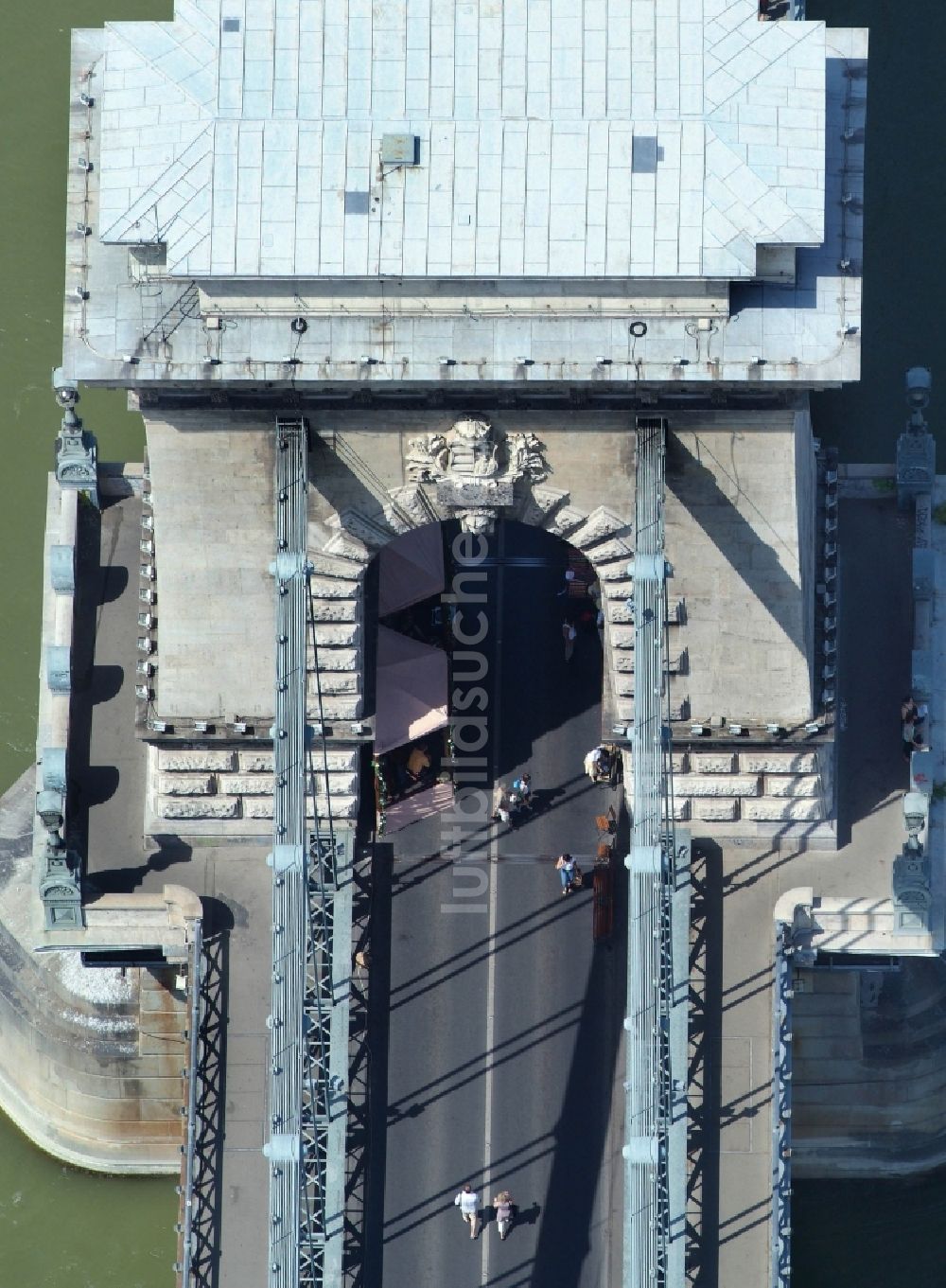 Budapest von oben - Kettenbrücke Széchenyi Lánchíd über dem Flußverlauf der Donau in Budapest in Ungarn