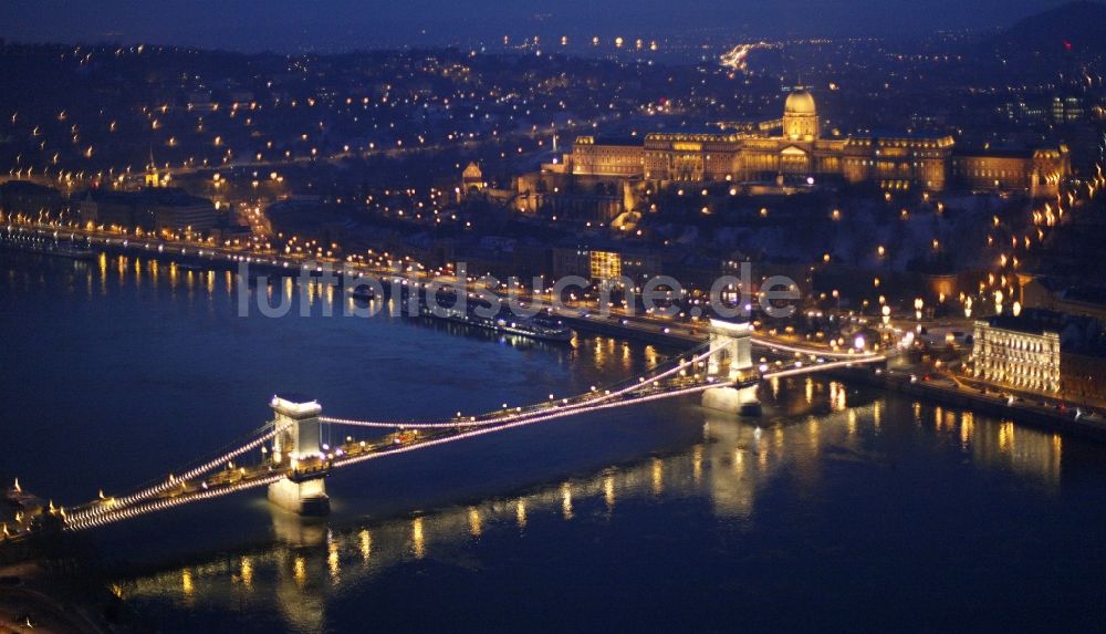 Budapest aus der Vogelperspektive: Kettenbrücke Széchenyi Lánchíd über dem Flußverlauf der Donau in Budapest in Ungarn
