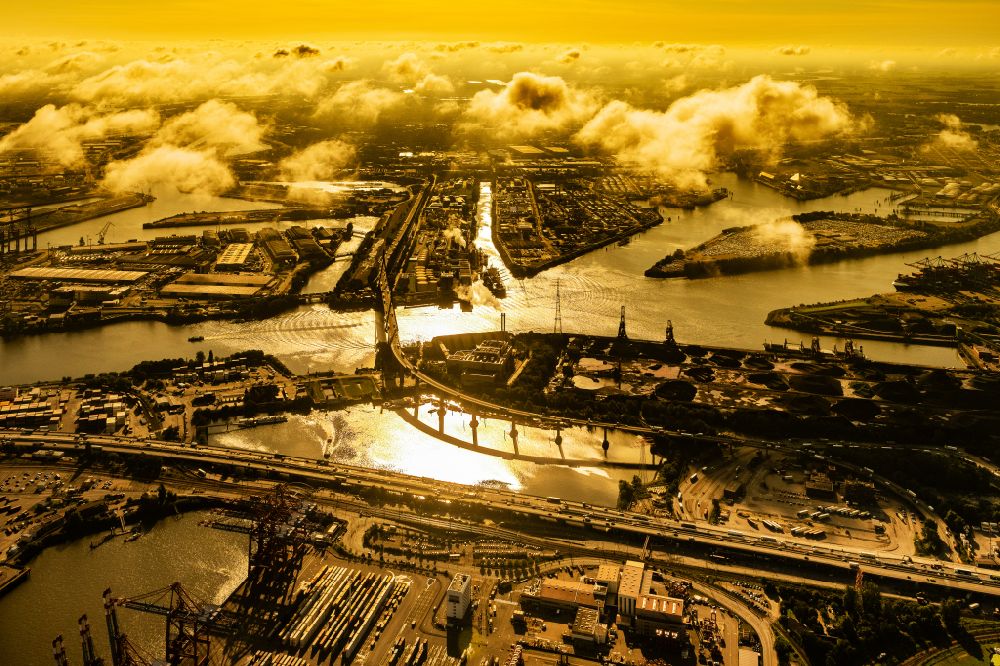 Luftbild Hamburg - Köhlbrandbrücke über dem Rugenberger Hafen im Sonnenuntergang Hafen in Hamburg-Mitte / Waltershof