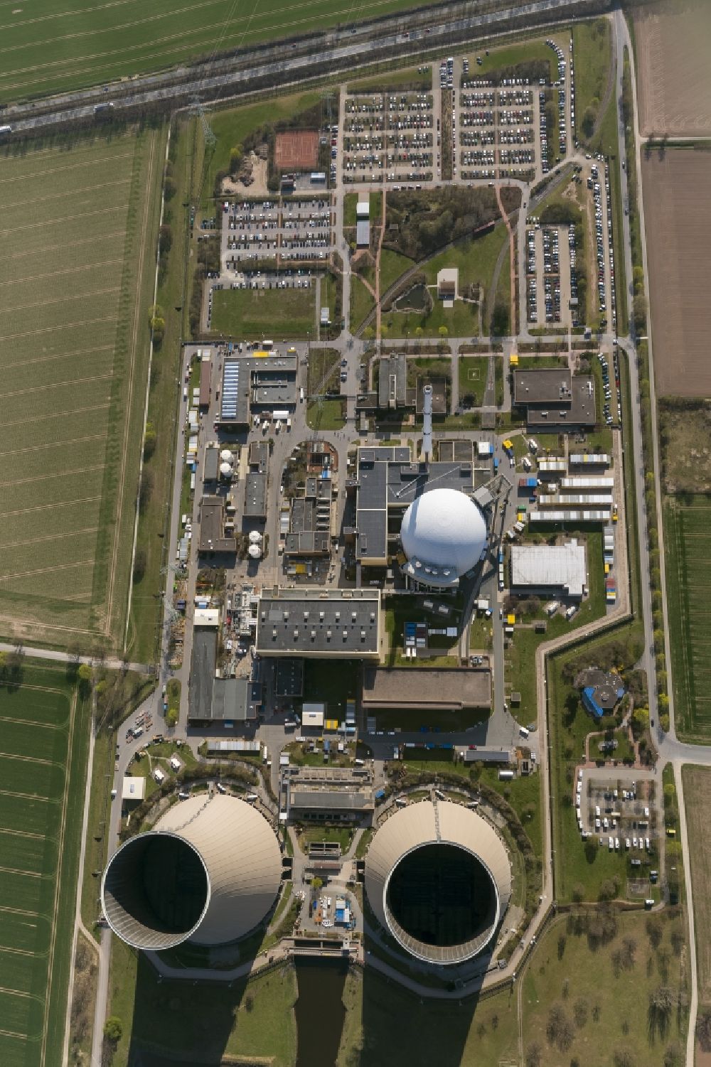 Grohnde von oben - Kühltürme des Kernkraftwerk KKW / Atomkraftwerk AKW in Grohnde im Bundesland Niedersachsen