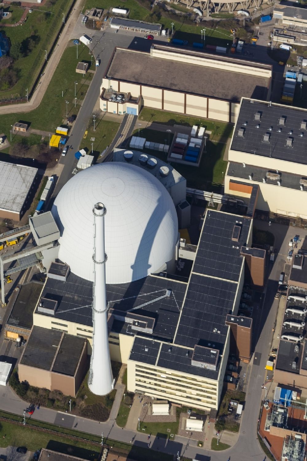 Grohnde aus der Vogelperspektive: Kühltürme des Kernkraftwerk KKW / Atomkraftwerk AKW in Grohnde im Bundesland Niedersachsen