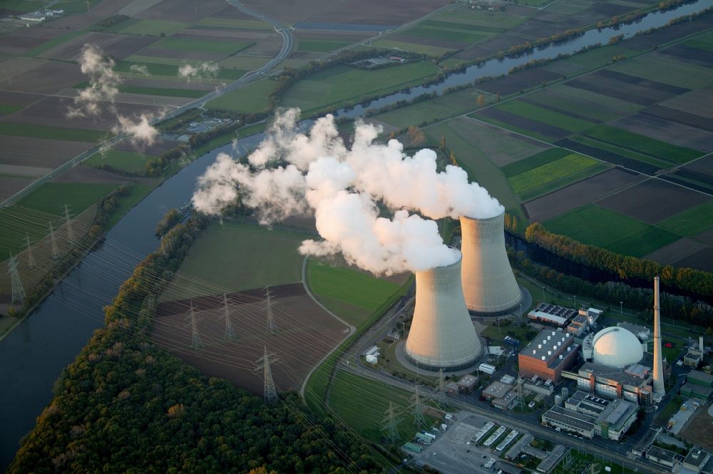 Grohnde von oben - Kühltürme des Kernkraftwerk KKW / Atomkraftwerk AKW in Grohnde im Bundesland Niedersachsen