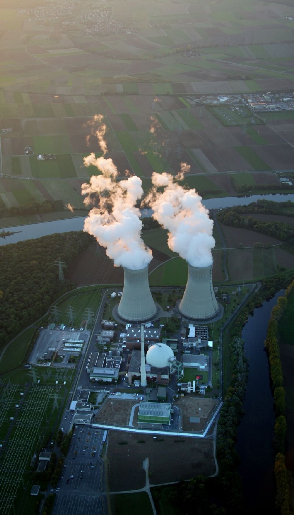 Luftbild Grohnde - Kühltürme des Kernkraftwerk KKW / Atomkraftwerk AKW in Grohnde im Bundesland Niedersachsen