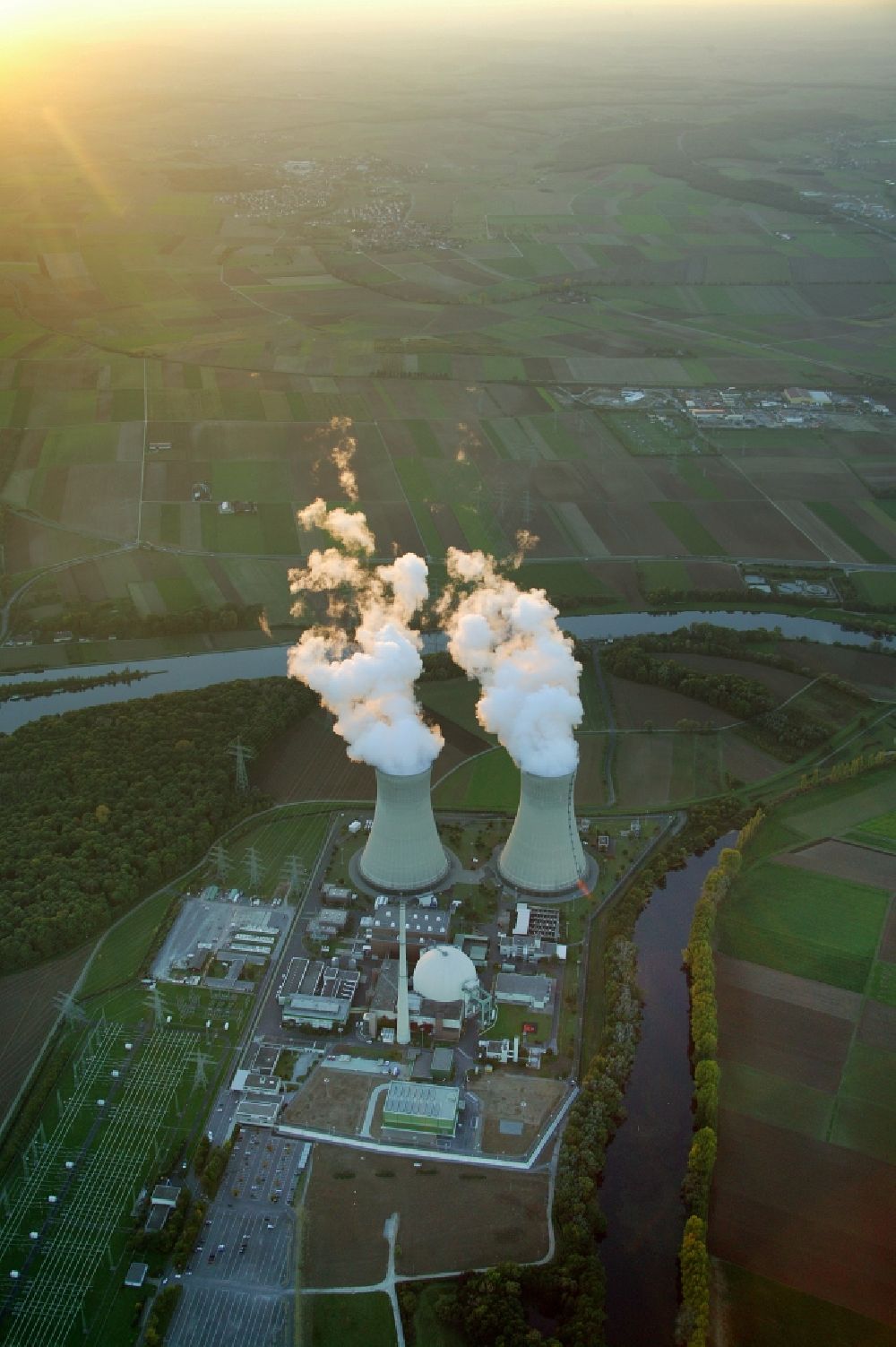 Luftaufnahme Grohnde - Kühltürme des Kernkraftwerk KKW / Atomkraftwerk AKW in Grohnde im Bundesland Niedersachsen