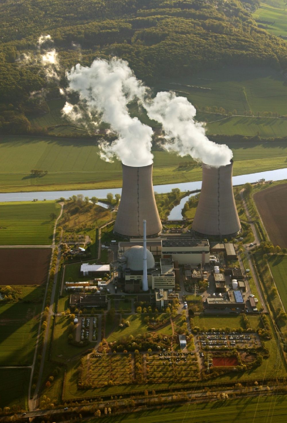Grohnde aus der Vogelperspektive: Kühltürme des Kernkraftwerk KKW / Atomkraftwerk AKW in Grohnde im Bundesland Niedersachsen