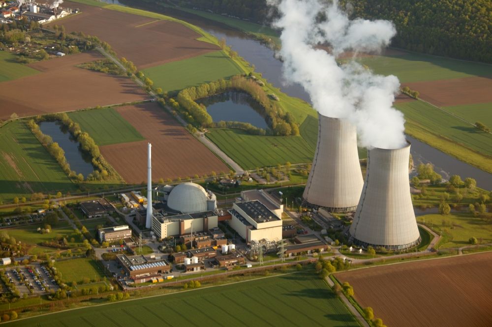 Luftaufnahme Grohnde - Kühltürme des Kernkraftwerk KKW / Atomkraftwerk AKW in Grohnde im Bundesland Niedersachsen