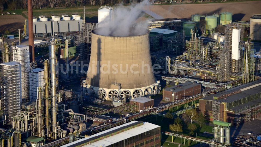 Luftbild Wesseling - Kühlturm auf dem Betriebsgelände der Shell Rheinland Raffinerie Süd im Bundesland Nordrhein-Westfalen, Deutschland