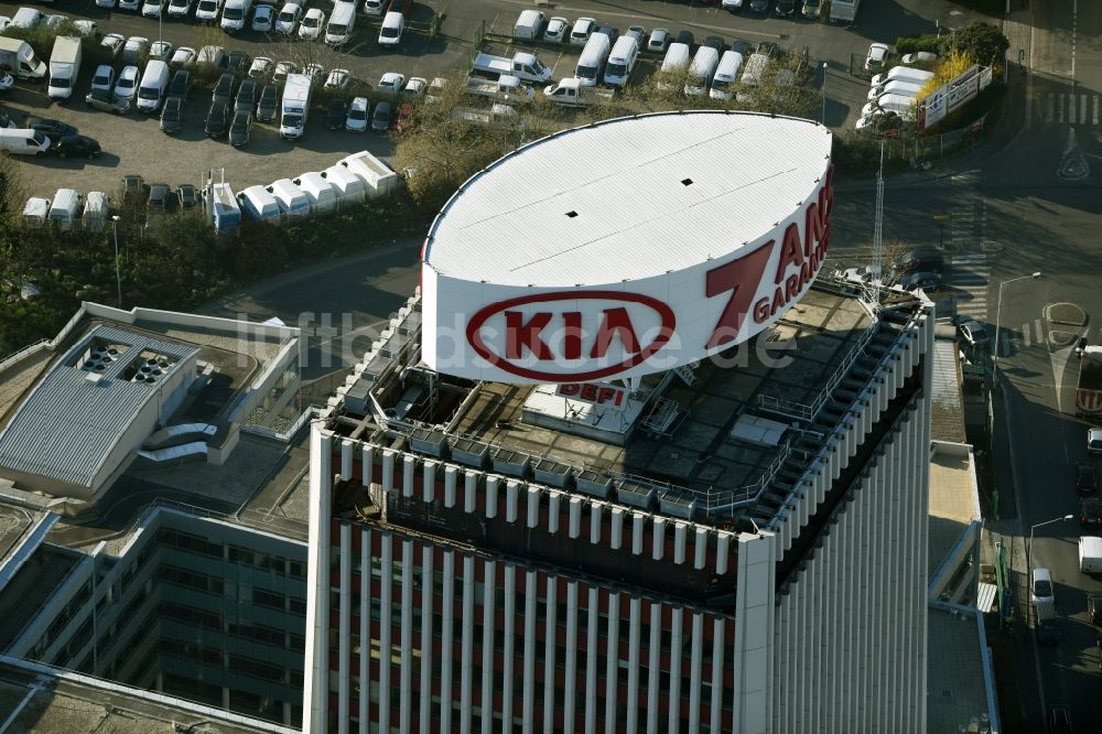 Luftbild Saint-Denis - KIA- Werbung am Dach des Hochhaus- Gebäude R.S.I I.D.F Centre am Boulevard Anatole France in Saint-Denis in Ile-de-France, Frankreich