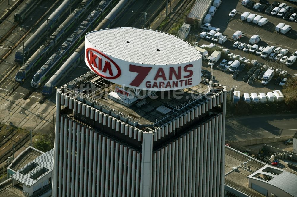 Luftaufnahme Saint-Denis - KIA- Werbung am Dach des Hochhaus- Gebäude R.S.I I.D.F Centre am Boulevard Anatole France in Saint-Denis in Ile-de-France, Frankreich