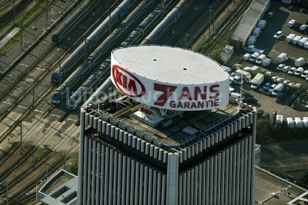 Saint-Denis von oben - KIA- Werbung am Dach des Hochhaus- Gebäude R.S.I I.D.F Centre am Boulevard Anatole France in Saint-Denis in Ile-de-France, Frankreich