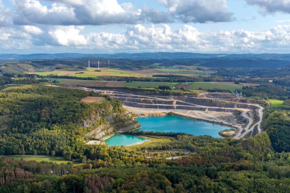 Balve aus der Vogelperspektive: Kies- Tagebau und Baggersee in Balve im Bundesland Nordrhein-Westfalen, Deutschland