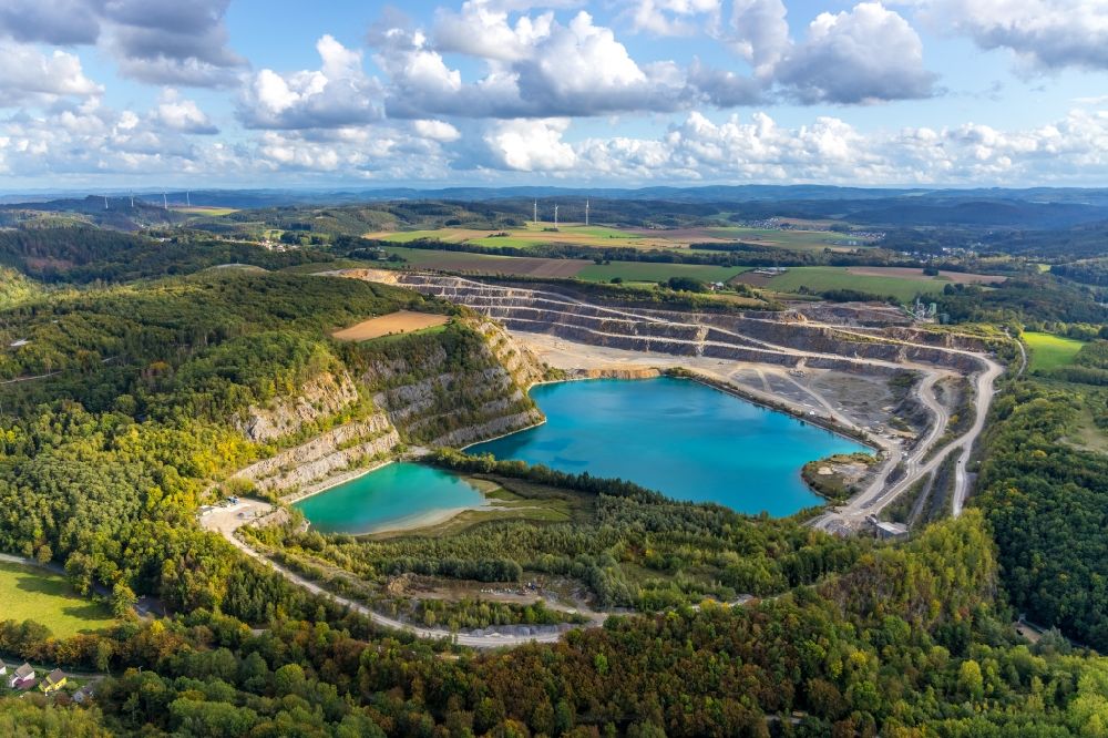 Luftaufnahme Balve - Kies- Tagebau und Baggersee in Balve im Bundesland Nordrhein-Westfalen, Deutschland