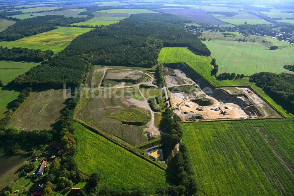 Luftaufnahme Dersenow - Kies- Tagebau in Dersenow im Bundesland Mecklenburg-Vorpommern, Deutschland