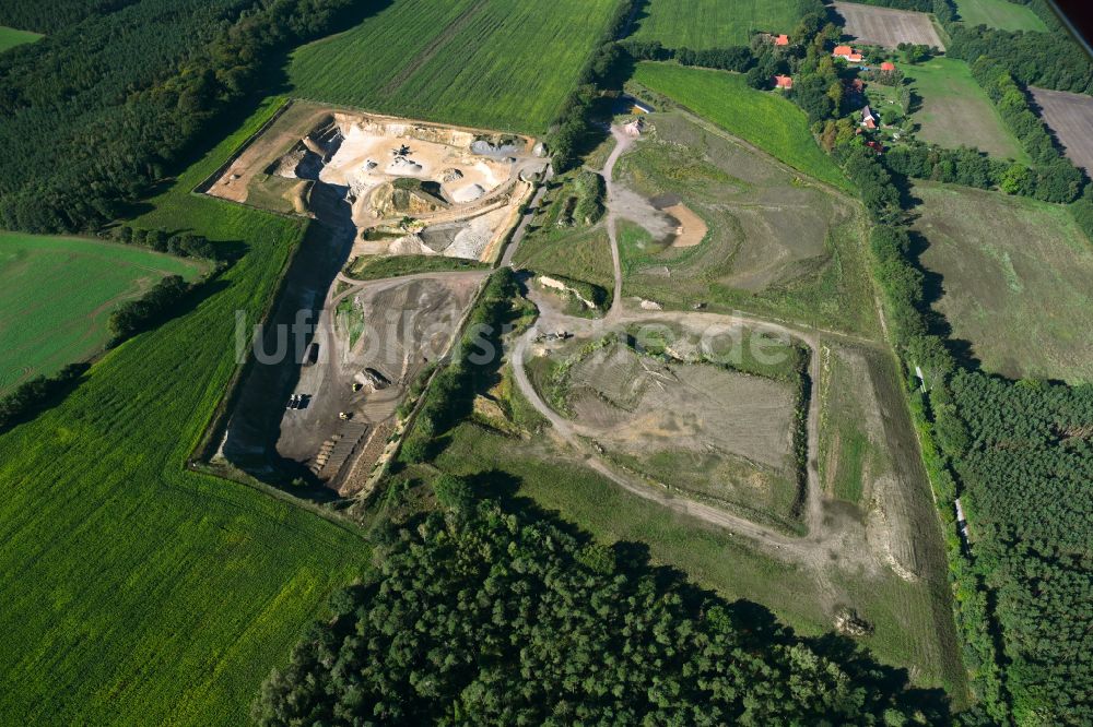 Dersenow aus der Vogelperspektive: Kies- Tagebau in Dersenow im Bundesland Mecklenburg-Vorpommern, Deutschland