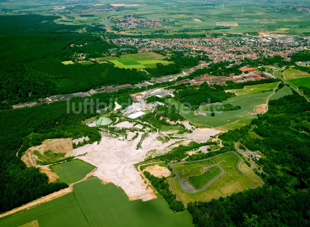 Eisenberg (Pfalz) von oben - Kies- Tagebau in Eisenberg (Pfalz) im Bundesland Rheinland-Pfalz, Deutschland