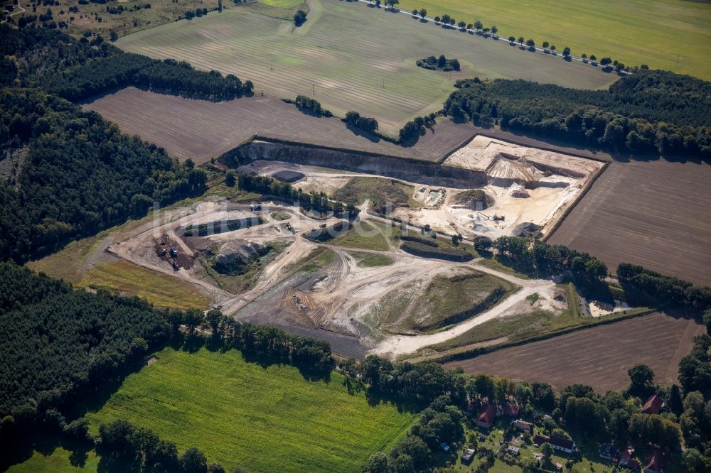 Dersenow von oben - Kies- Tagebau RBS-Kieshandelsgesellschaft mbH in Dersenow im Bundesland Mecklenburg-Vorpommern, Deutschland