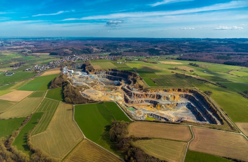 Rüthen von oben - Kies- Tagebau der WESTKALK Werk in Kallenhardt im Bundesland Nordrhein-Westfalen