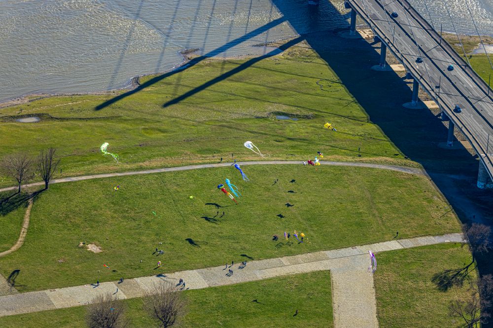 Düsseldorf aus der Vogelperspektive: Kinder lassen Drachen steigen auf der Wiese an der Rheinkniebrücke in Düsseldorf im Bundesland Nordrhein-Westfalen, Deutschland