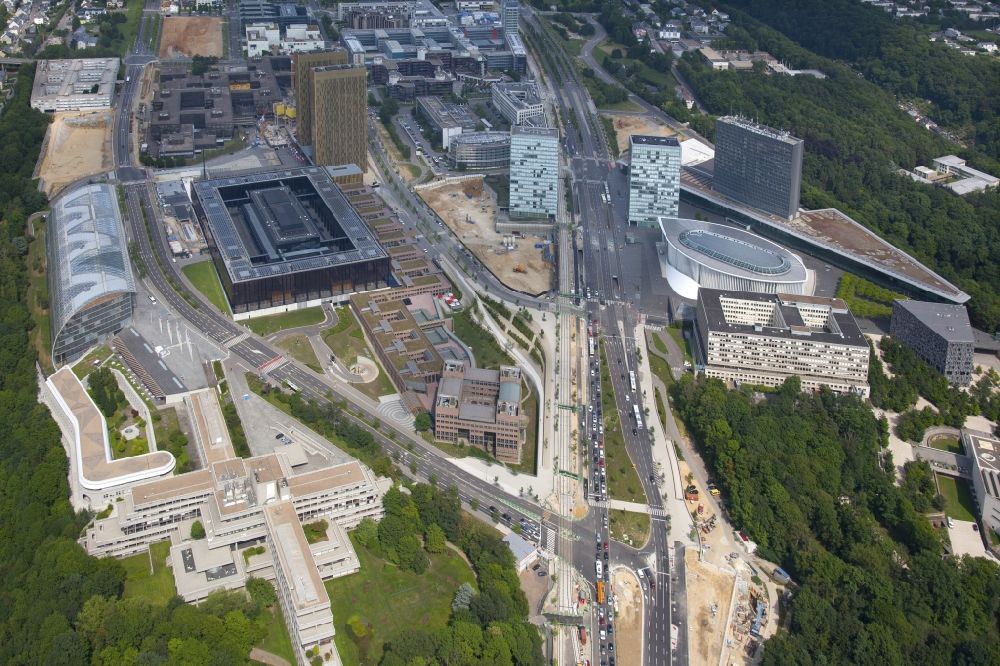 Luftaufnahme Luxembourg Luxemburg - Kirchberg-Plateau mit den Gebäuden des Europäischen Gerichtshofes EuGH links der Bildmitte
