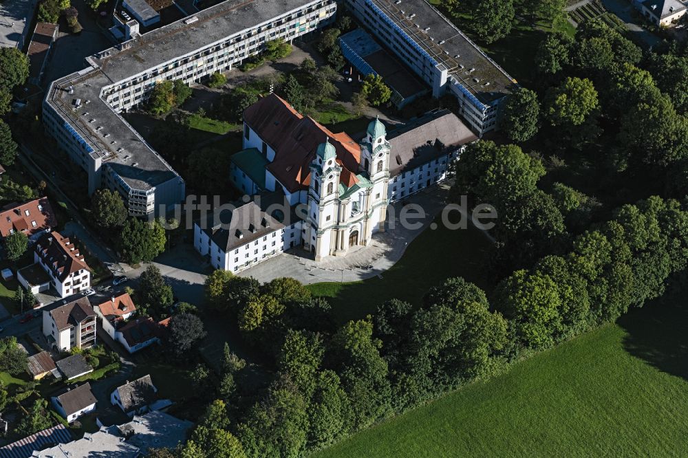 Luftbild München - Kirche und Altersheim - Seniorenresidenz im Ortsteil Berg am Laim in München im Bundesland Bayern, Deutschland