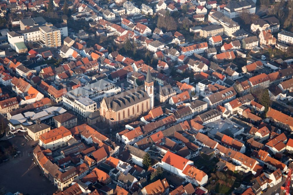 Luftaufnahme Dieburg - Kirche im Altstadt- Zentrum in Dieburg im Bundesland Hessen