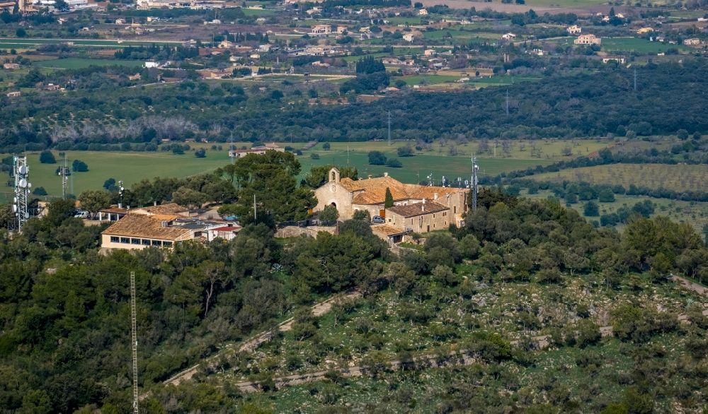 Inca aus der Vogelperspektive: Kirche Ermita Santa Magdalena in Inca in Balearische Insel Mallorca, Spanien