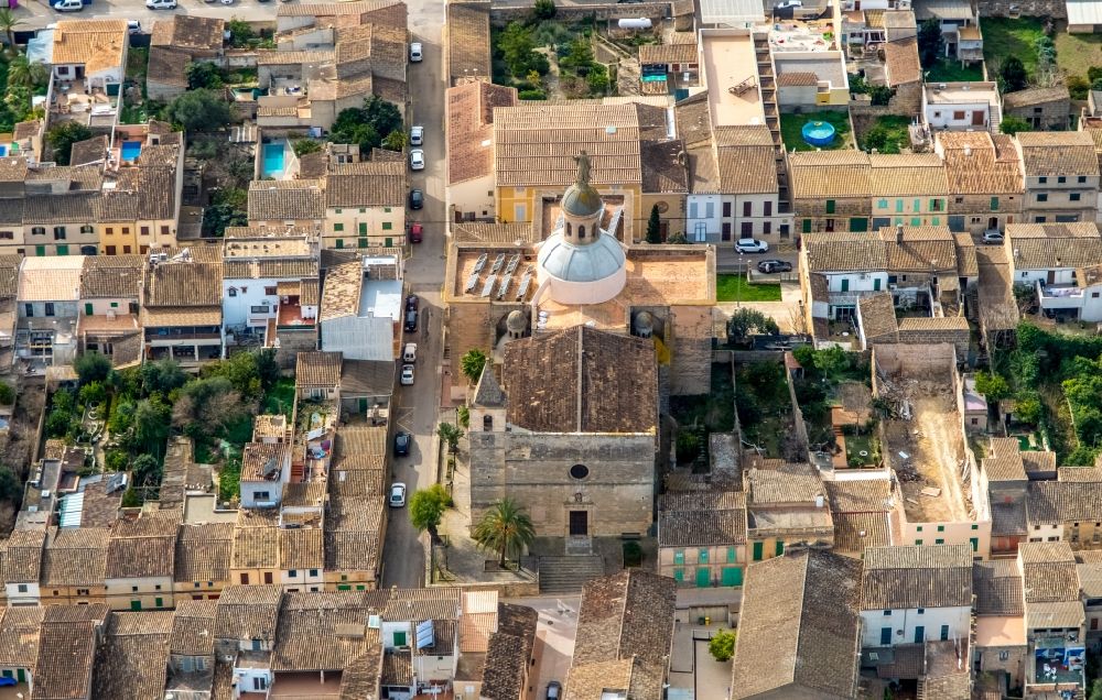 Vilafranca de Bonany aus der Vogelperspektive: Kirche Església de Santa Bàrbara in Vilafranca de Bonany in Balearische Insel Mallorca, Spanien