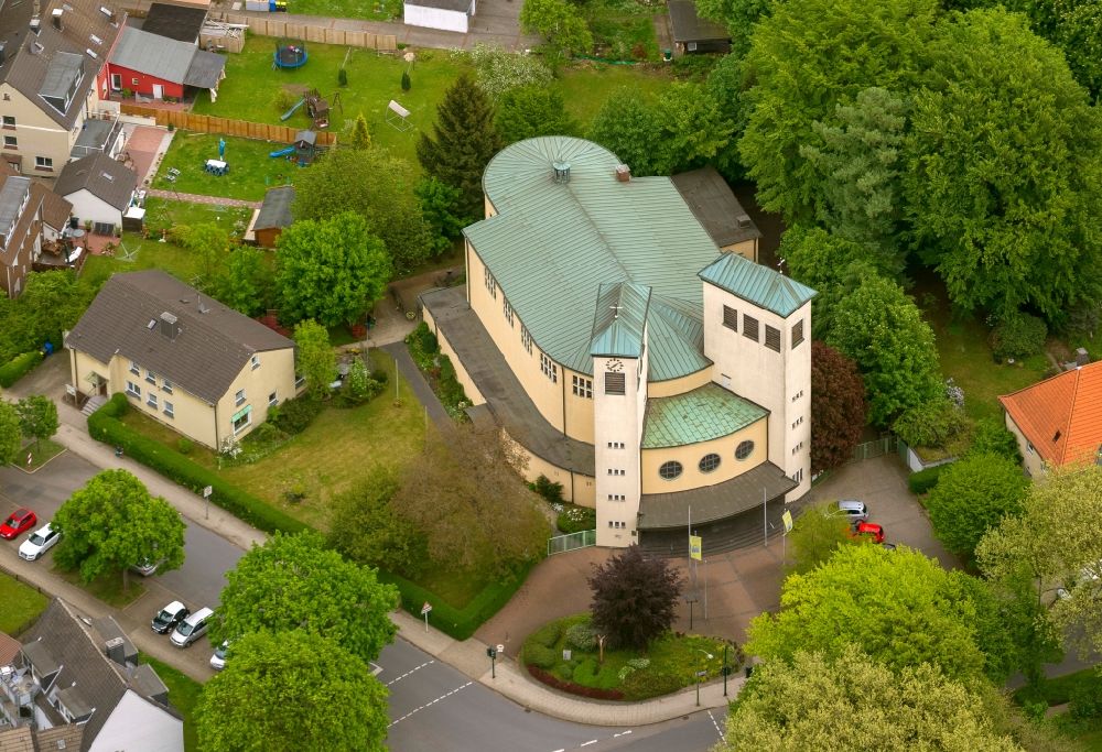 Essen OT Bochold von oben - Kirche St. Fronleichnam im Ortsteil Bochold in Essen im Bundesland Nordrhein-Westfalen