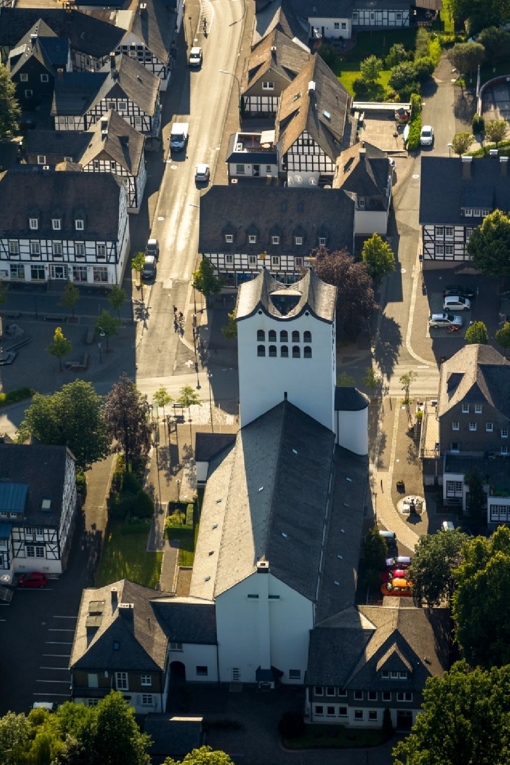 Schmallenberg OT Bad Fredeburg aus der Vogelperspektive: Kirche St. Georg im Ortsteil Bad Fredeburg in Schmallenberg im Bundesland Nordrhein-Westfalen