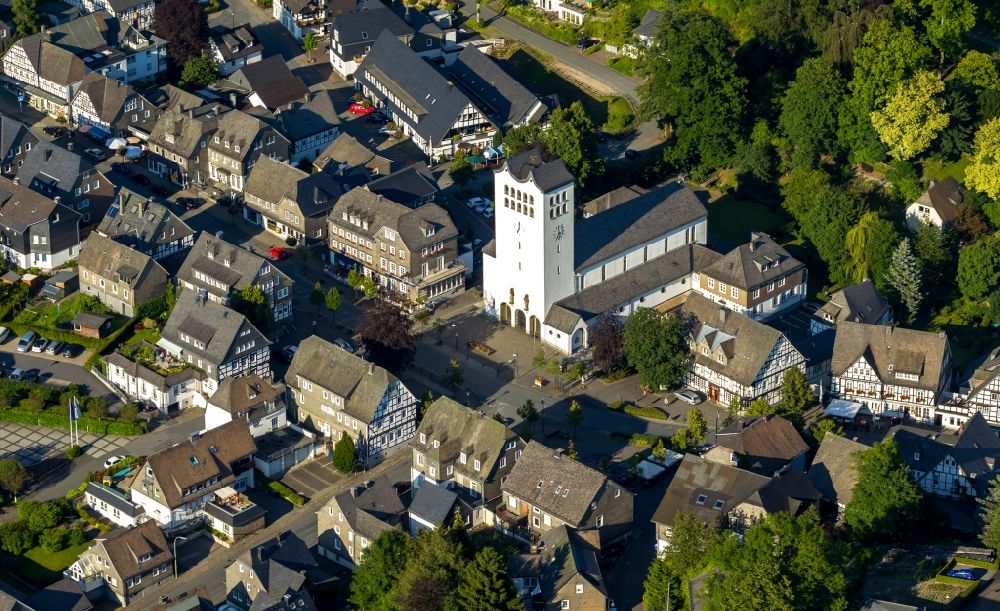 Luftaufnahme Schmallenberg OT Bad Fredeburg - Kirche St. Georg im Ortsteil Bad Fredeburg in Schmallenberg im Bundesland Nordrhein-Westfalen