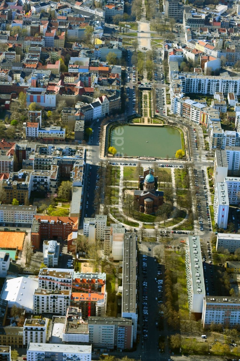 Berlin von oben - Kirche St.-Michael und Parkanlage Engelbecken im Ortsteil Kreuzberg in Berlin, Deutschland