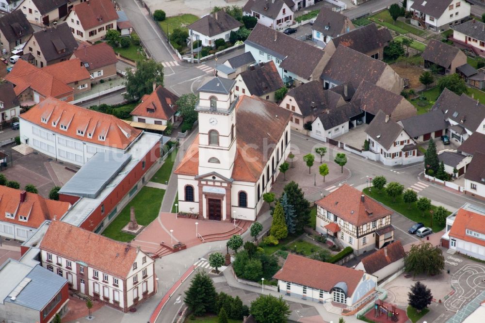 Drusenheim aus der Vogelperspektive: Kirche Paroisse Saint-Matthieu in der Dorfmitte in Drusenheim in Grand Est, Frankreich